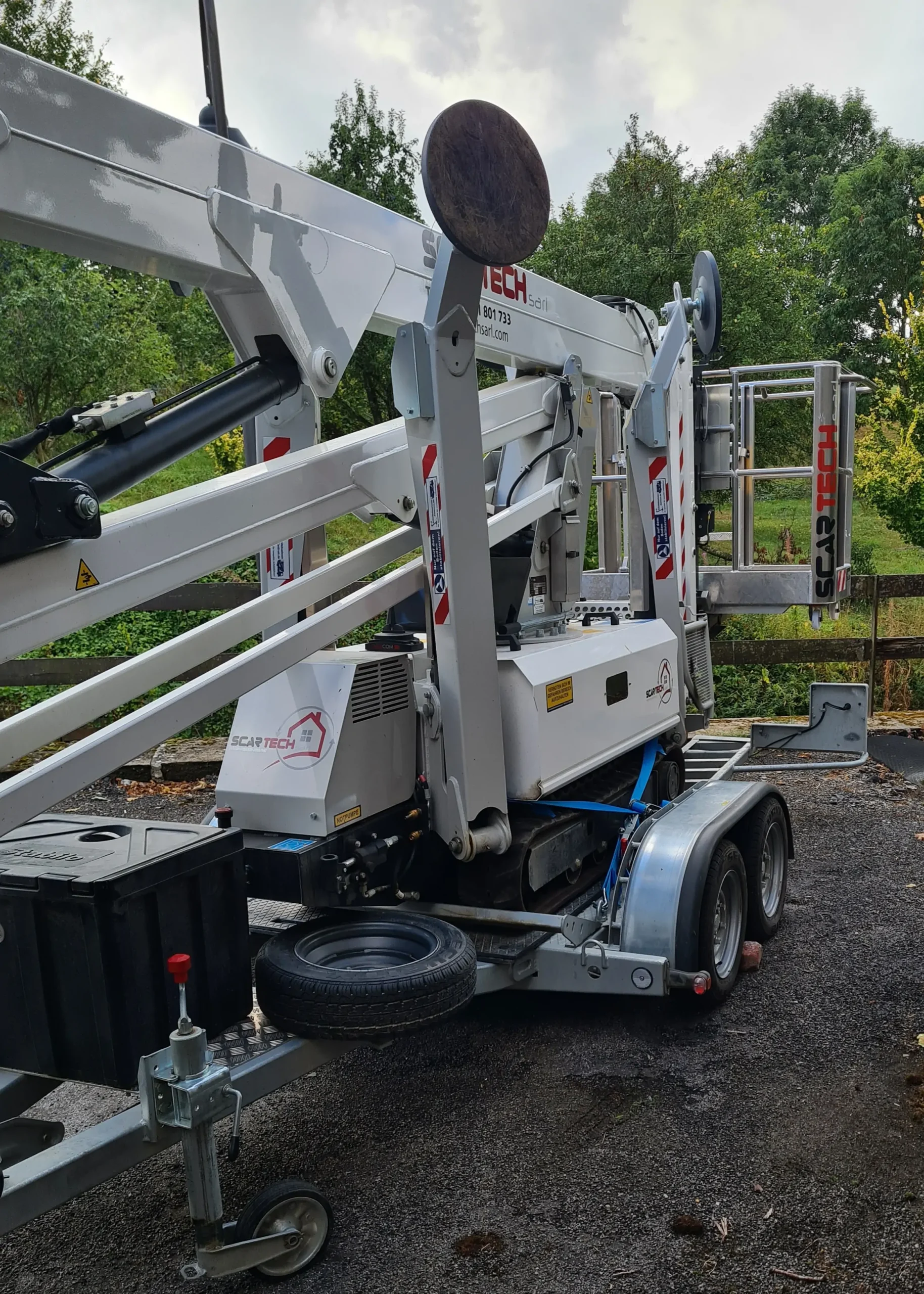 Hebebühne auf Anhänger